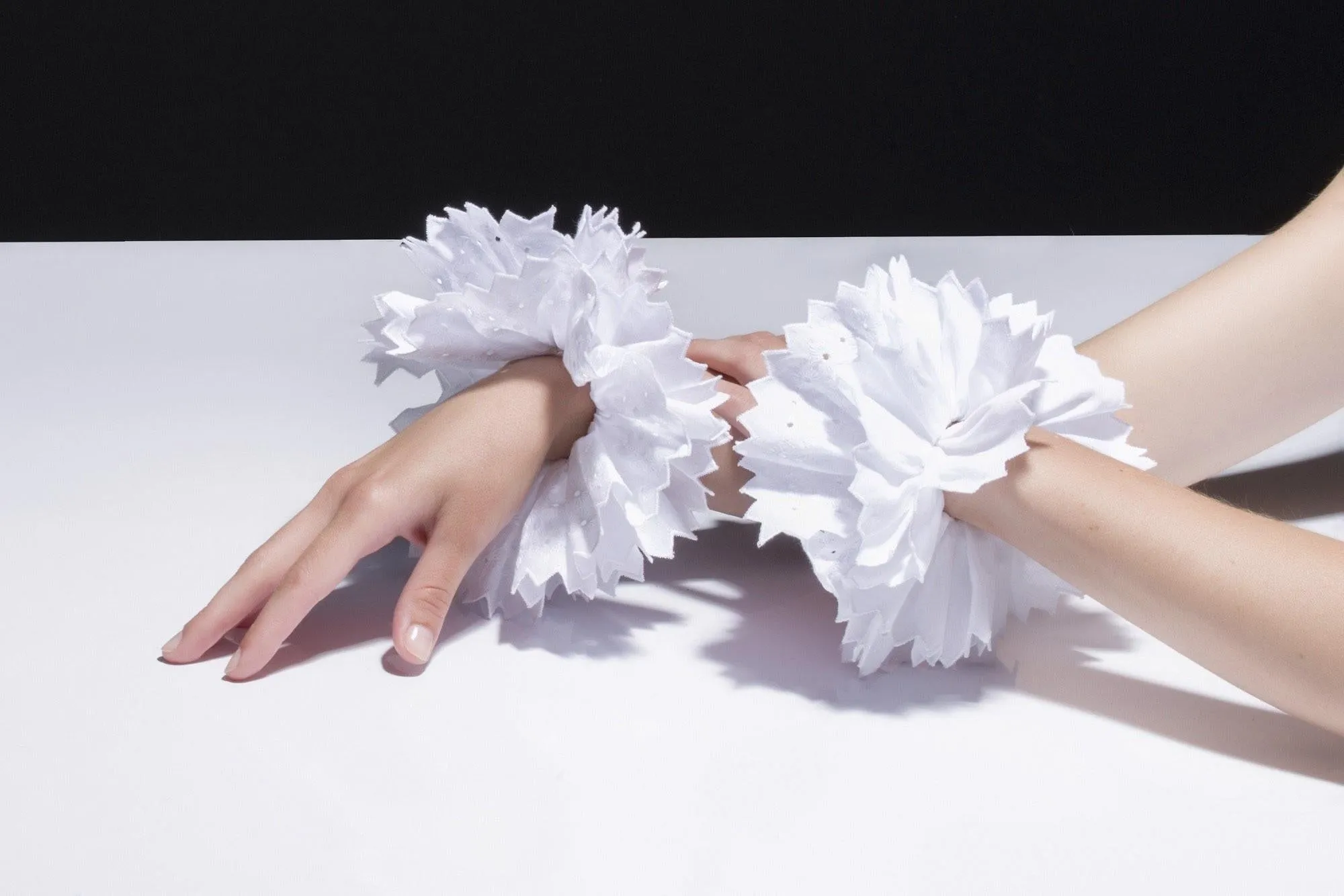 CATHERINE OSTI - THI THUY CUFFS (L, WHITE)