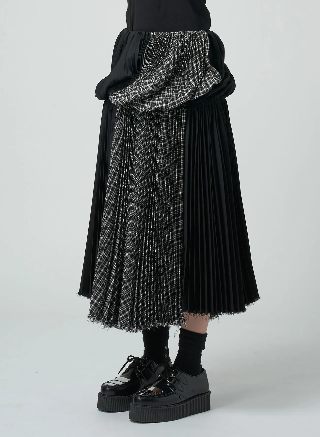 PLEATED SKIRT WITH TWISTED DESIGN