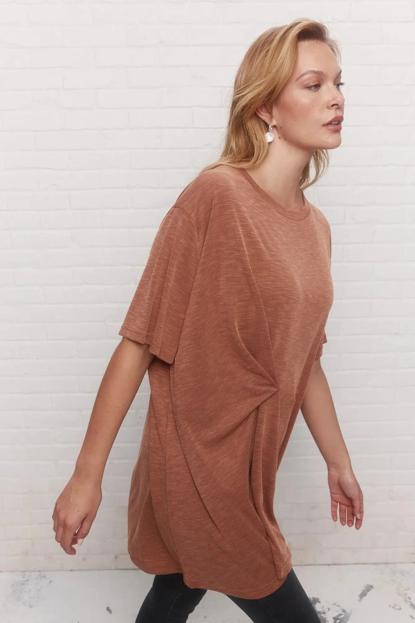 T-shirt long asymétrique tan texturé | Ariston